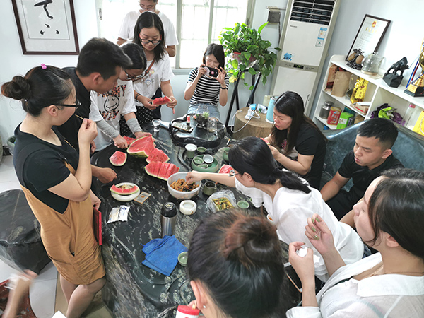 百石汇 青龙石造景赛后吃西瓜.jpg